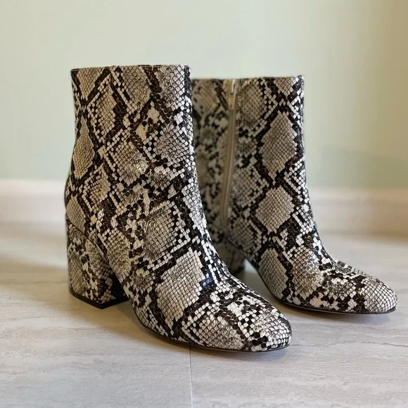 Lulu’s Ottava Black & White Snake Booties - Picture 1 of 3